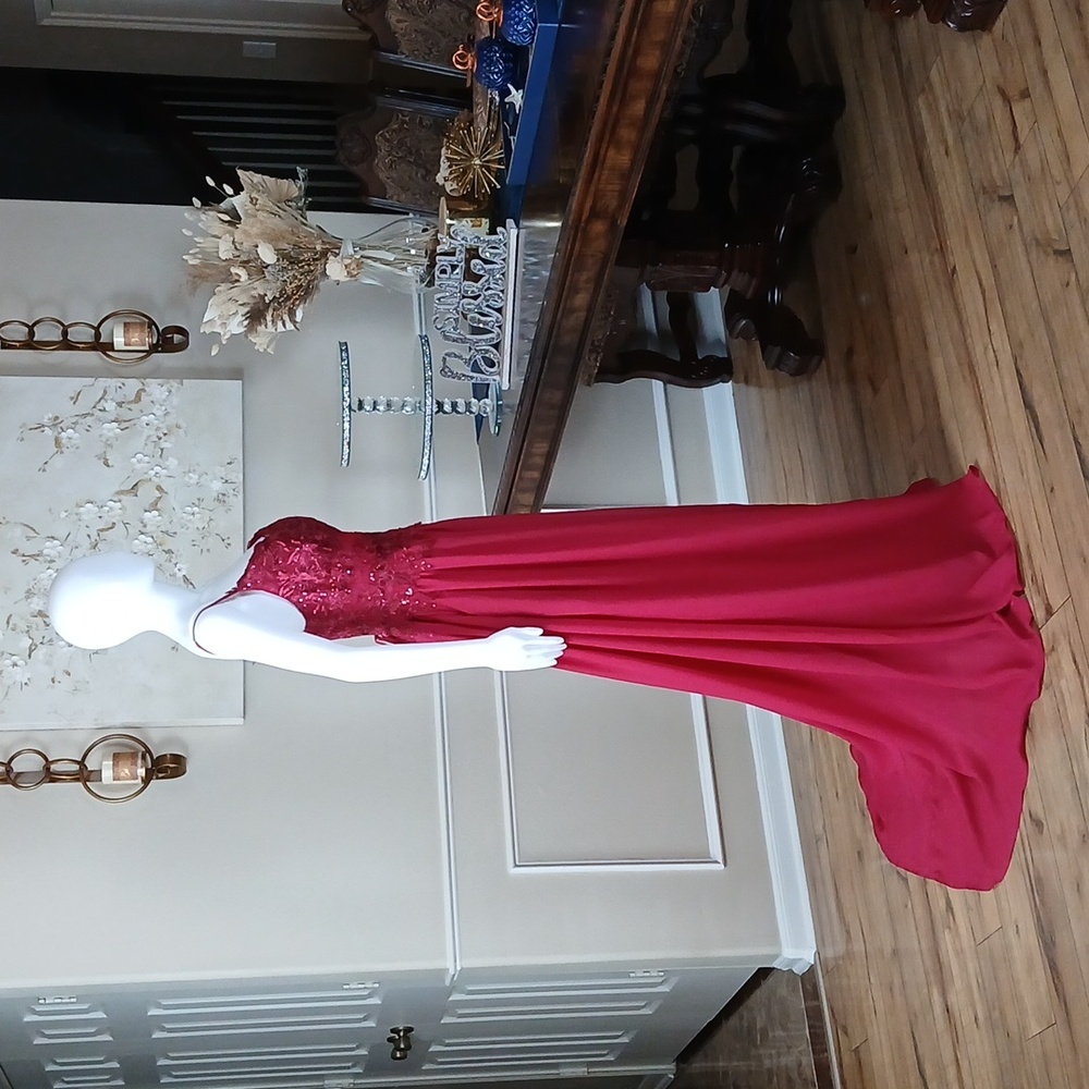 New Red A-line Formal Embellished Floral Embroidered Floor-Length Gown. Medium - Picture 5 of 17